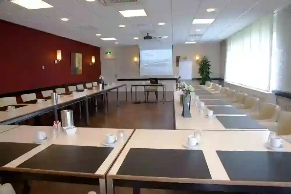 Wonnezaal in vergaderopstelling met beamer