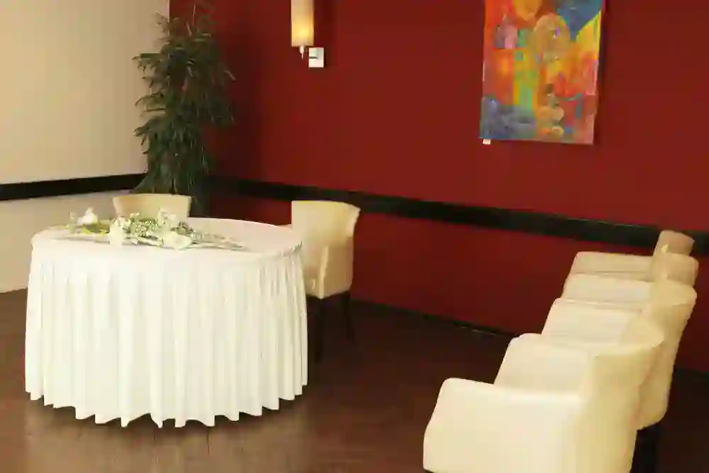 Wonnezaal in bijeenkomstopstelling enkele tafel